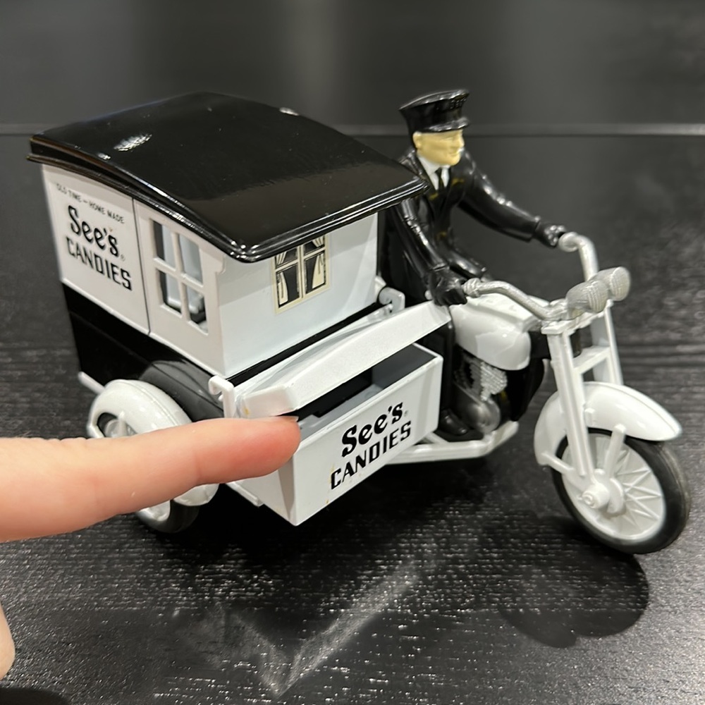 Sees Candies Metal Motorcycle with Side-Cart and Plastic Rider - Picture 7 of 11